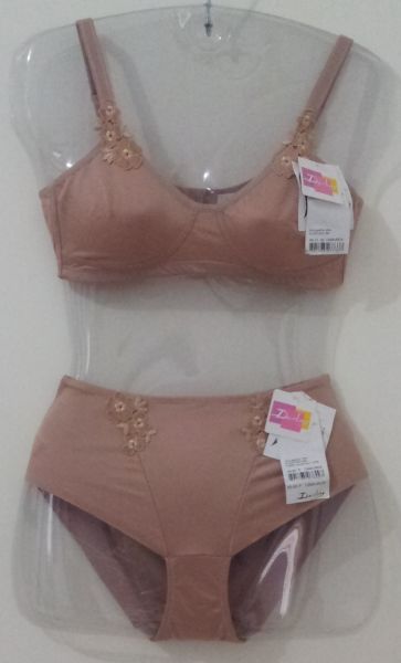 Conjunto em lycra tactel com bordado e recorte