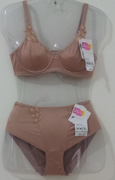 Conjunto em lycra tactel com bordado e aro